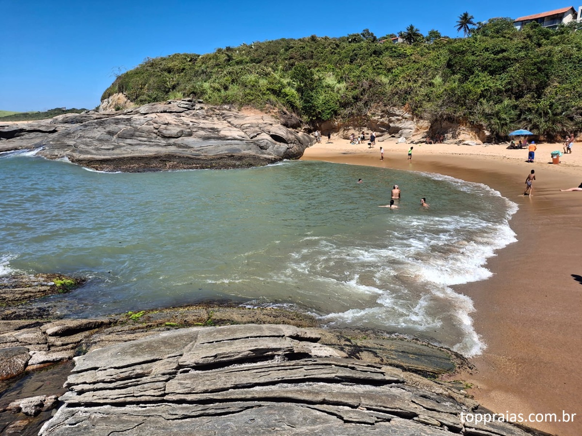 Piscinas naturais na Praia das Areias Negras