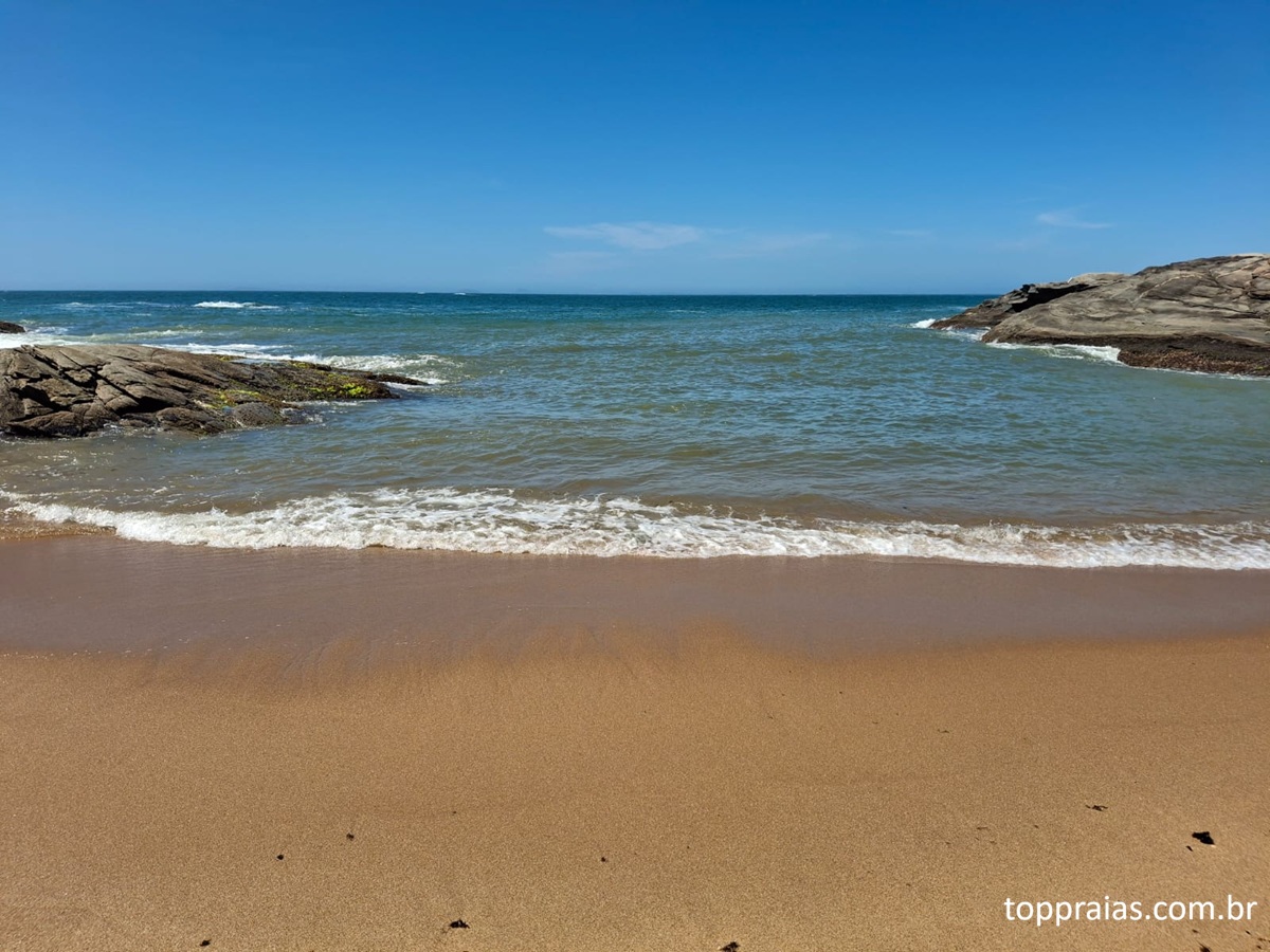Costões rochosos que cercam a Praia das Areias Negras