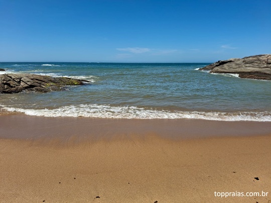 Costões rochosos na Praia das Areias Negras