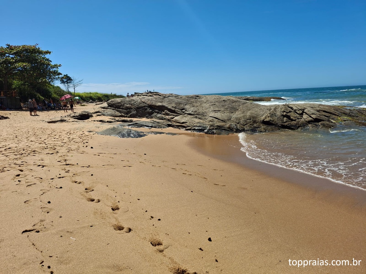 Areia escura da Praia das Areias Negras em Rio das Ostras
