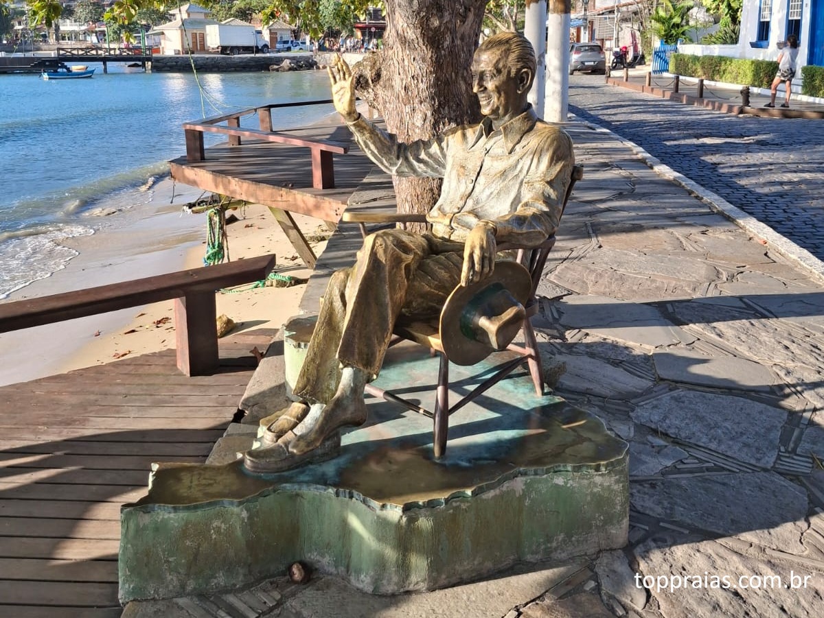 Estátua em homenagem ao ex-presidente Kubitschek na Praia da Armação