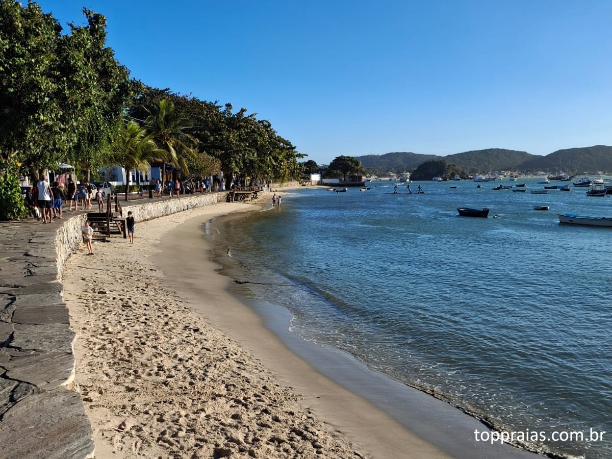 Vista da orla e dos barcos na Praia da Armação, em Búzios