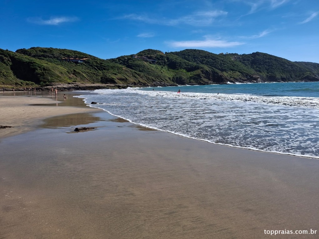 Praia Brava em Búzios com natureza exuberante