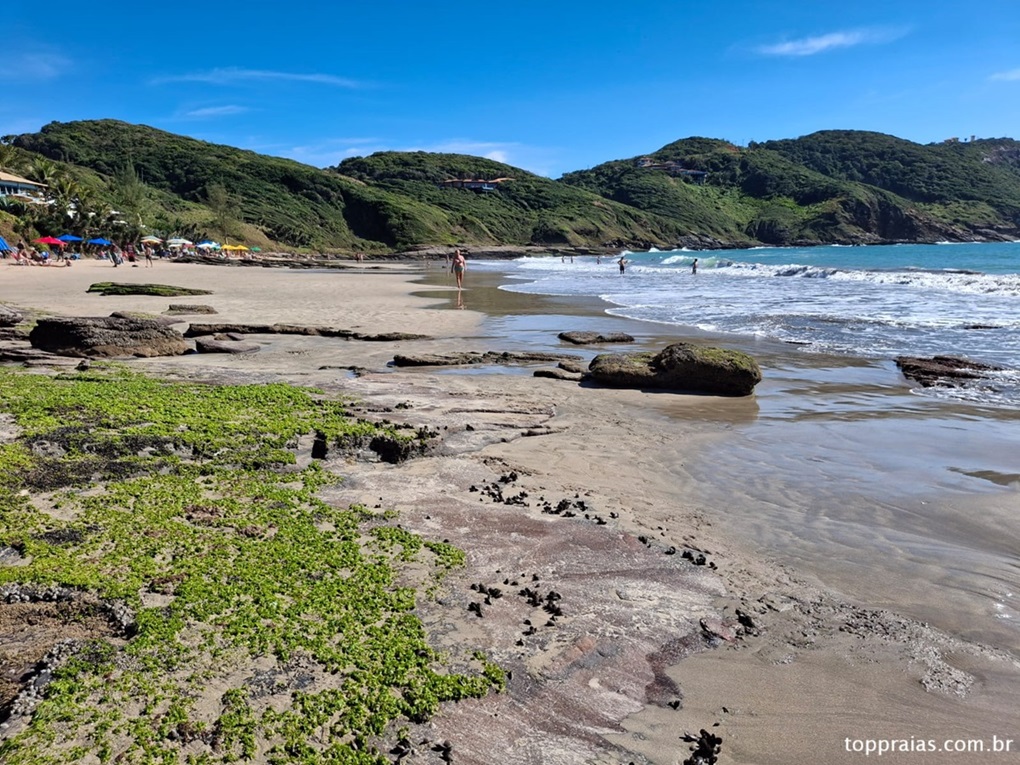 Praia Brava em Búzios com natureza exuberante