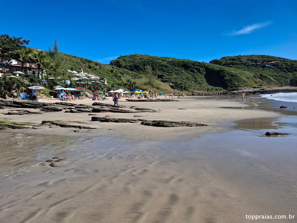 Praia Brava em Búzios com natureza exuberante