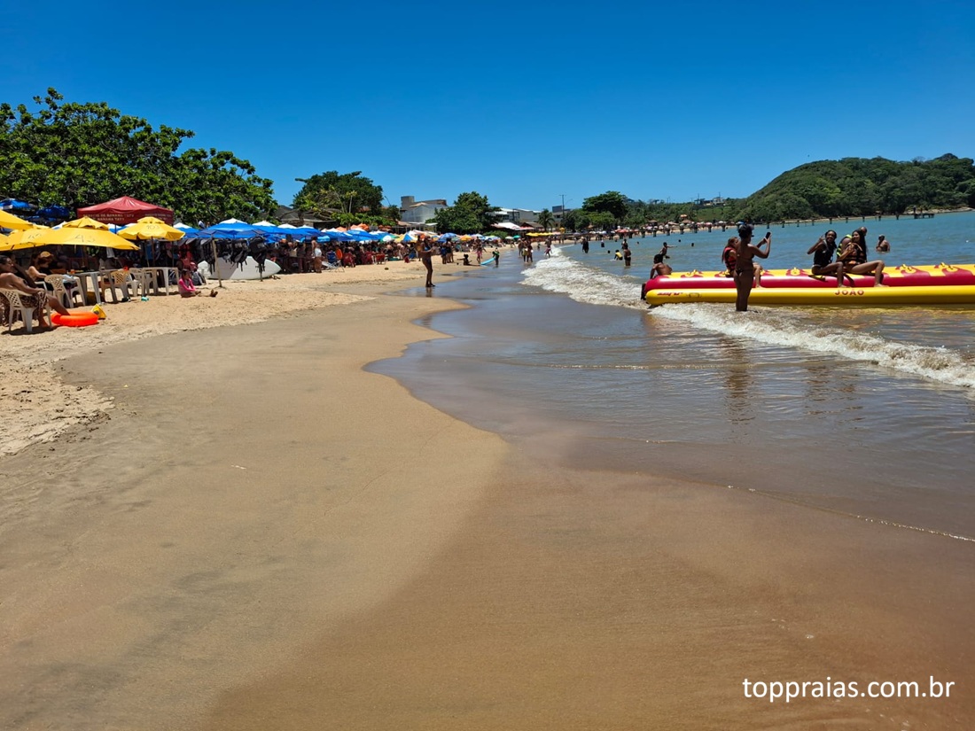 Águas calmas da Praia do Cemitério em Rio das Ostras