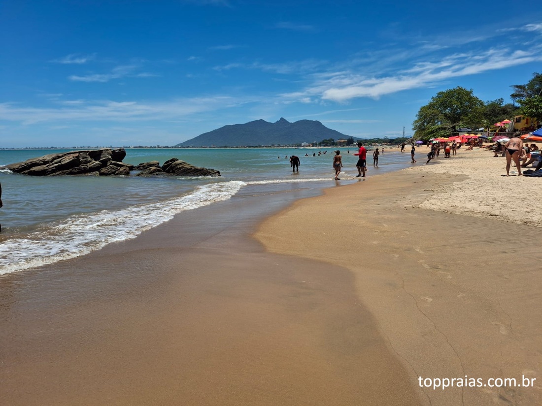 Águas calmas da Praia do Cemitério em Rio das Ostras