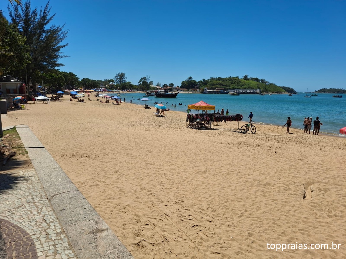 Águas calmas e orla arborizada da Praia do Centro