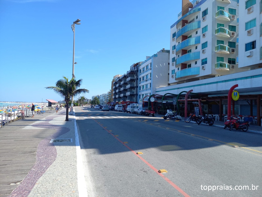 Restaurantes e quiosques na orla da Praia do Forte, em Cabo Frio